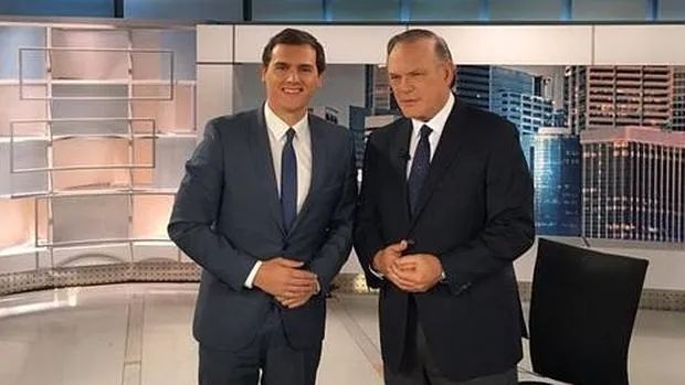 El presidente de Ciudadanos, Albert Rivera, junto a Pedro Piqueras, de Informativos Telecinco