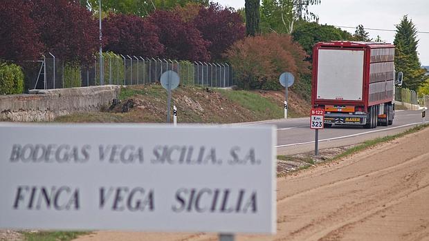 Cartel de las bodegas Vega Sicilia