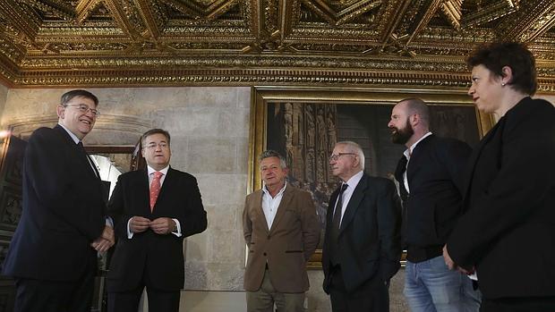 Imagen de Puig, este viernes, con el alcalde de Casinos y maestros turroneros