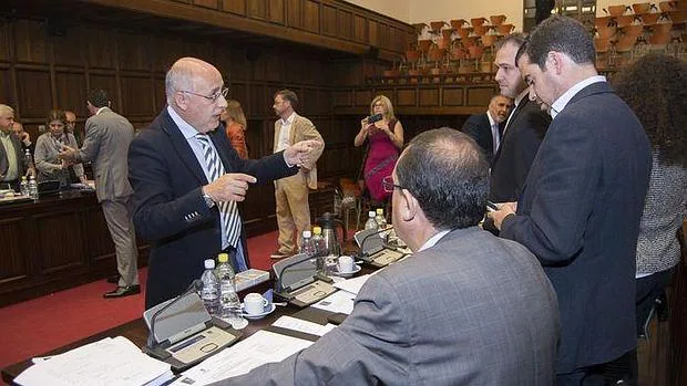Antonio Morales conversa con los consejeros del PP antes del pleno