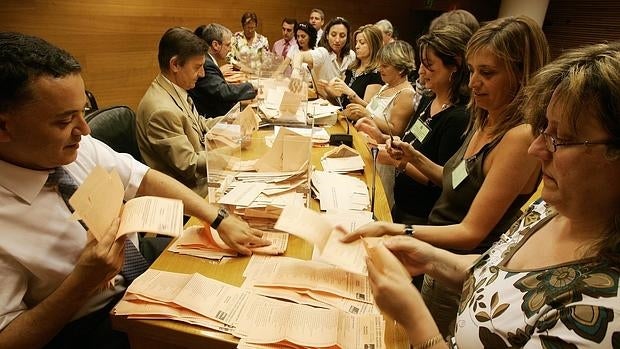 Recuento del voto por correo en las Cortes valencianas