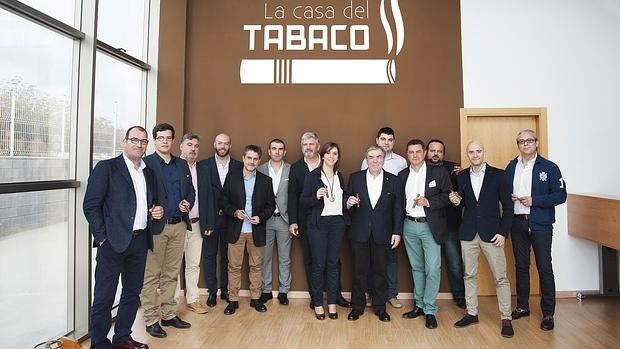 Foto de familia de la plantilla de La Casa del Tabaco