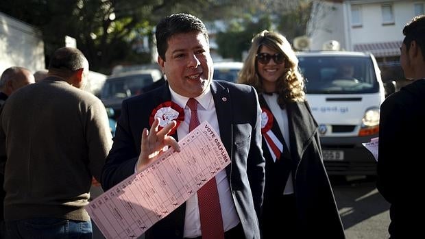 Fabian Picardo, con su papeleta para votar este jueves