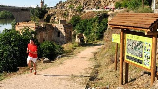 La ruta discurre junto al río Tajo a su paso por la ciudad Toledo