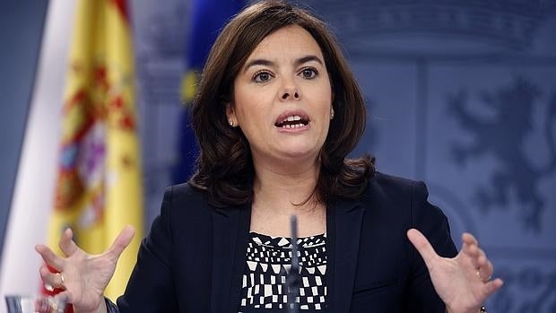 La vicepresidenta del Gobierno, Soraya Sáenz de Santamaría, en la rueda de prensa