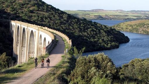 La ruta discurre sobre el antiguo trazado del ferrocaril entre Talavera y Villanueva de la Serena