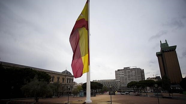 La gran bandera de España situada en la madrileña plaza de Colón
