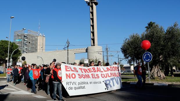 Extrabajadores inician la marcha desde el Centro de Producción de RTVV hasta el Palau de la Generalitat