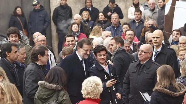 Un joven se hace un «selfie» con Mariano Rajoy, este martes por la mañana en Olmedo