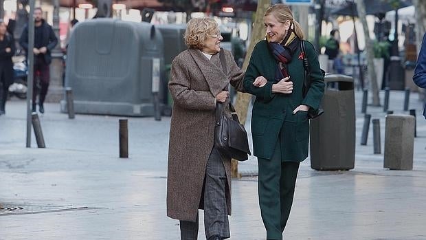 Carmena y Cifuentes pasean ayer tras salir del almuerzo