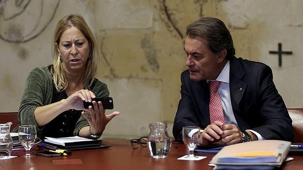 La vicepresidenta catalan, Neus Munté, junto a Mas en al reunión del ejecutivo catalán