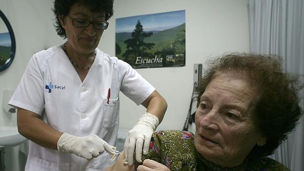 Una enfermera vacuna a una anciana