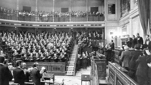 Aplausos en el Congreso tras la aprobación de la Constitución de 1978