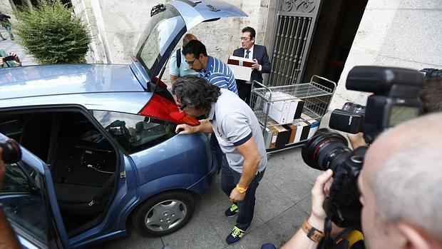 Agentes de la Policía Judicial se llevan documentos tras el registro del despacho del jefe del Centro de Mantenimiento de Edificios e Instalaciones Municipales del Ayuntamiento de Valladolid, el pasado junio