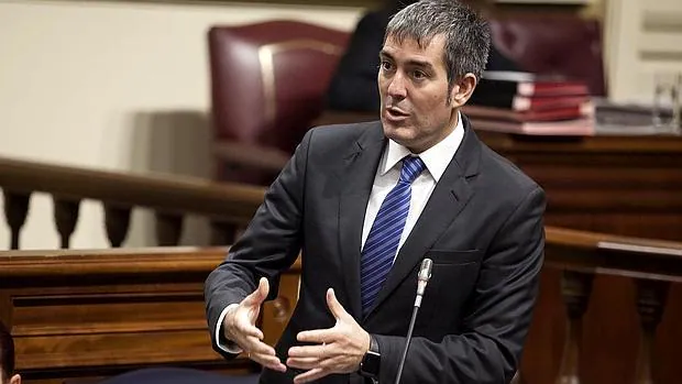 El presidente del Gobierno de Canarias, Fernando Clavijo, responde a una pregunta en el Parlamento regional