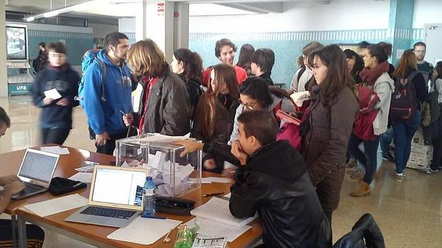 Estudiantes de la UAB votando ayer en el referéndum