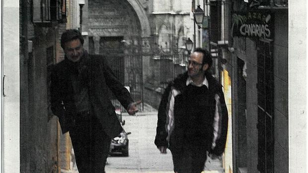 Los poetas Jesús Maroto y Santiago Sastre suben por la calle Chapinería desde la Puerta del Reloj