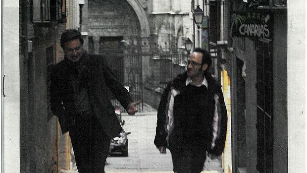 Los poetas Jesús Maroto y Santiago Sastre suben por la calle Chapinería desde la Puerta del Reloj