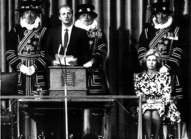 Don Juan Carlos interviene ante el Parlamento británico, en presencia de Doña Sofía, en abril de 1986