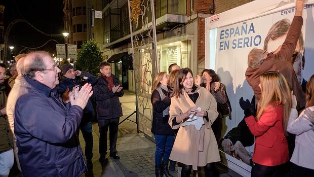 Herrera aplaude la pegada de carteles en la calle Santiago de Valladolid