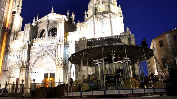 Un tiovivo en el Ayuntamiento y la pista de hielo en Toletum