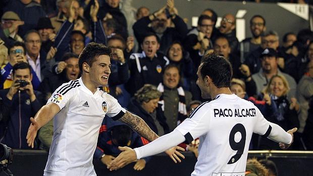 Mina y Alcácer celebran el gol del Valencia