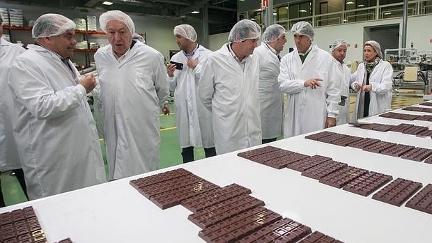 Margallo, durante su visita a la fábrica de Chocolates Valor