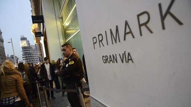 Aglomeraciones en la entrada de la nueva tienda de Primark, en Gran Vía