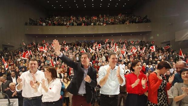 Sánchez confía a Besteiro la «victoria socialista» en Galicia