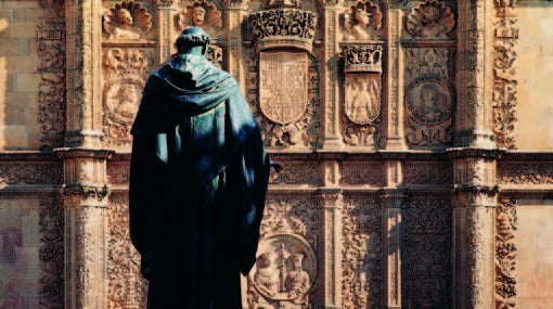 Estatua de Fray Luis de León frente a la fachada de la Universidad de Salamanca