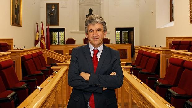 El concejal José Pablo Sabrido en el salón de plenos del Ayuntamiento de Toledo