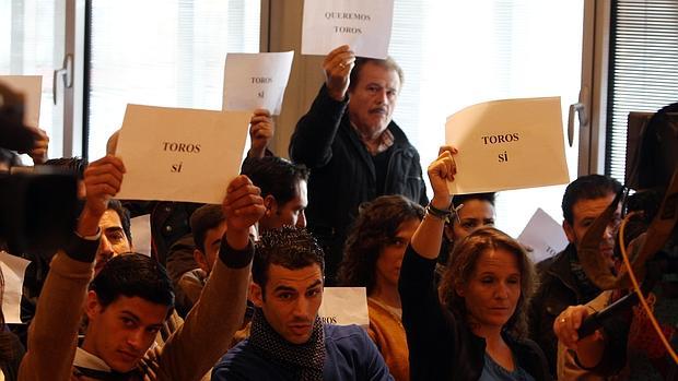 Medio centenar de aficionados protestan durante el pleno en el Ayuntamiento de Ciudad Real