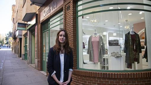 Rocío Merino regenta desde finales del pasado julio una tienda de moda y complementos en el centro de Salamanca. Era lo que más le «atraía», asegura esta licenciada en Derecho que «estaba opositando», pero que optó por la atención al cliente.