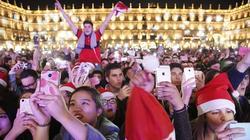 Trece campanadas dan la bienvenida en Salamanca al Año Nuevo Universitario