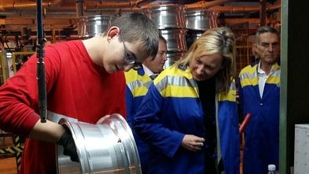 La consejera de Economía, Industria y Empleo, Marta Gastón, durante su visita a la fábrica