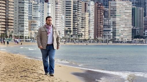Agustín Almodóbar camina por la playa de Benidorm
