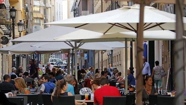 Veladores en la calle Castaños, punto neurálgico del tardeo