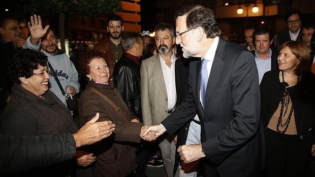 Rajoy saluda a algunos de los asistentes al mitin del PP en Orihuela