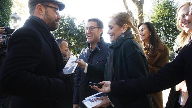 Cristina Cifuentes saluda al alcalde de Santiago en la Alameda