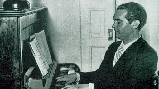 Federico García Lorca, al piano