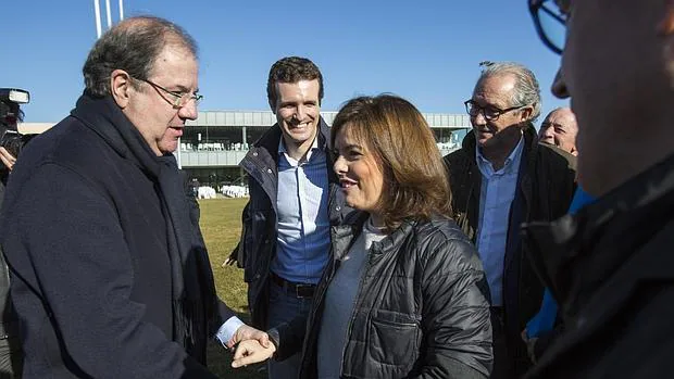 Herrera saluda a Sáenz de Santamaría en presencia de Casado, este domingo en Ávila