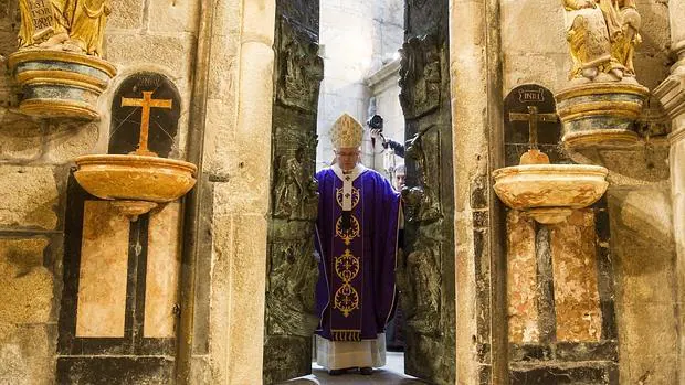 El arzobispo Barrio abrió este domingo la Puerta Santa