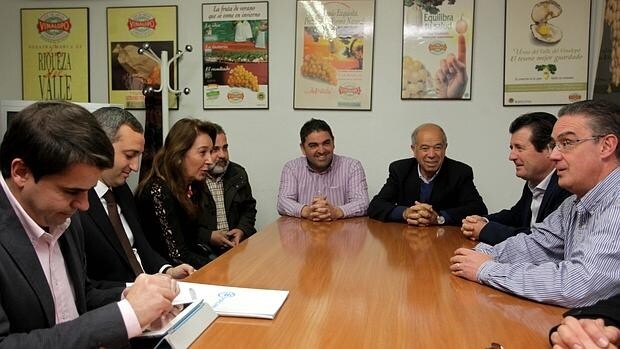 Císcar con el presidente de la Diputación, César Sánchez, y representantes de la DOP Uva del Vinalopó