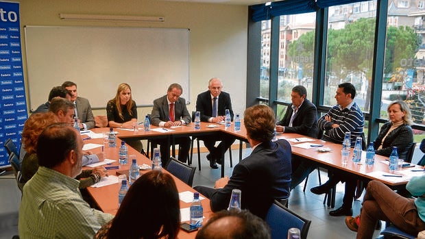 Un momento de la reunión de la consejera con Fedeto