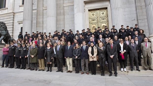 Imagen del minuto de silencio realizado en el Congreso de los Diputados, con motivo de los dos policías muertos durante un atentado de los talibán el pasado viernes