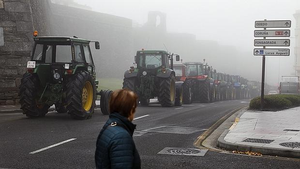 Tractores rodean la Muralla de Lugo desde la pasada semana