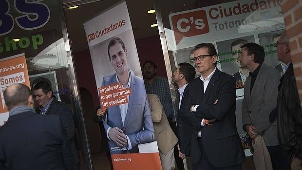 Ciudadanos sufre una ataque en su sede de L'Hospitalet y un escrache de la PAH en Barcelona