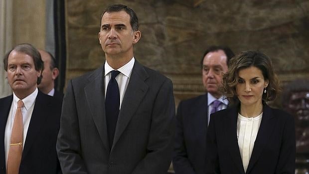 Los Reyes, durante el minuto de silencio que guardaron este lunes en el Palacio Real en recuerdo de los españoles fallecidos en Afganistán