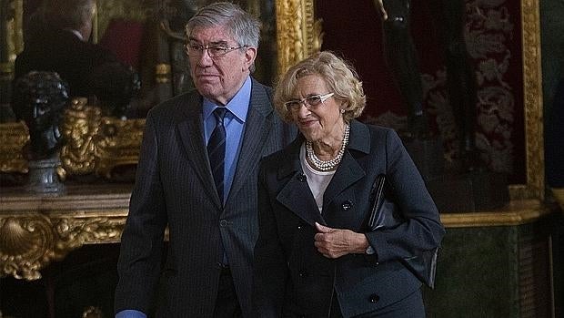 Eduardo Leira y Manuela Carmena, en un acto oficial en el Palacio Real