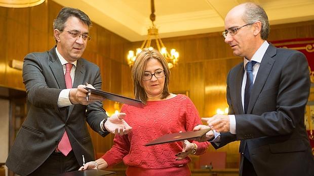 Los presidentes de la diputaciones de León, Zamora y Salamanca, durante la firma del convenio